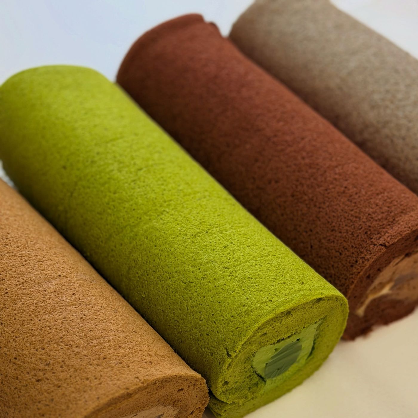 Whole roll cakes in matcha, chocolate and hojicha